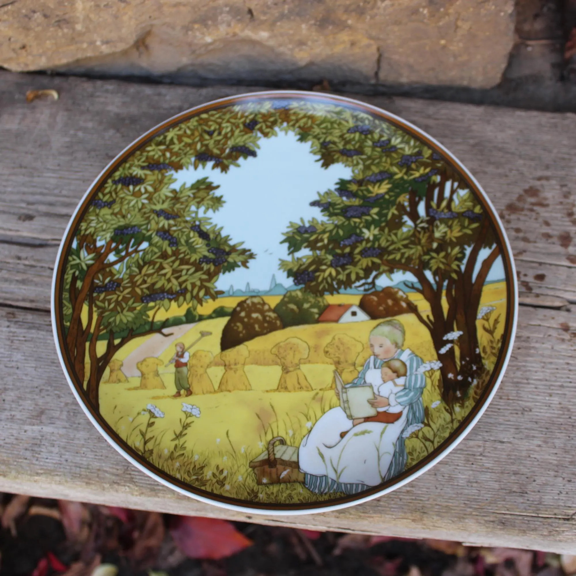 Country-style Mother and Child Ceramic Decorative Plate - View 2
