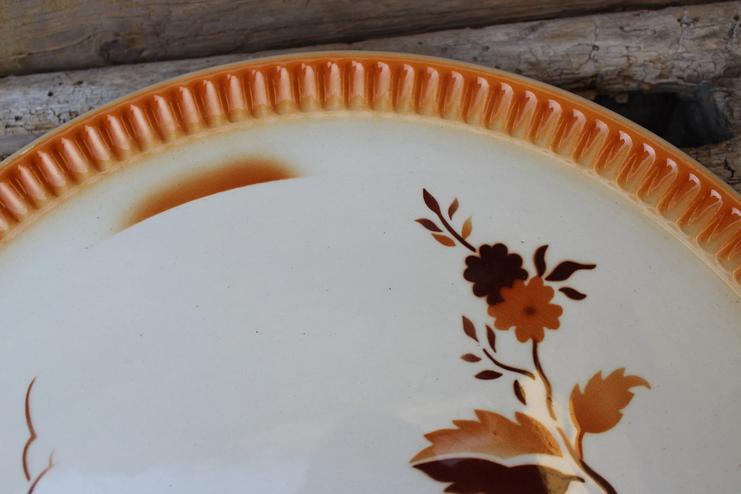 Vintage style ceramic dinner plate with plant and flower design - View 4