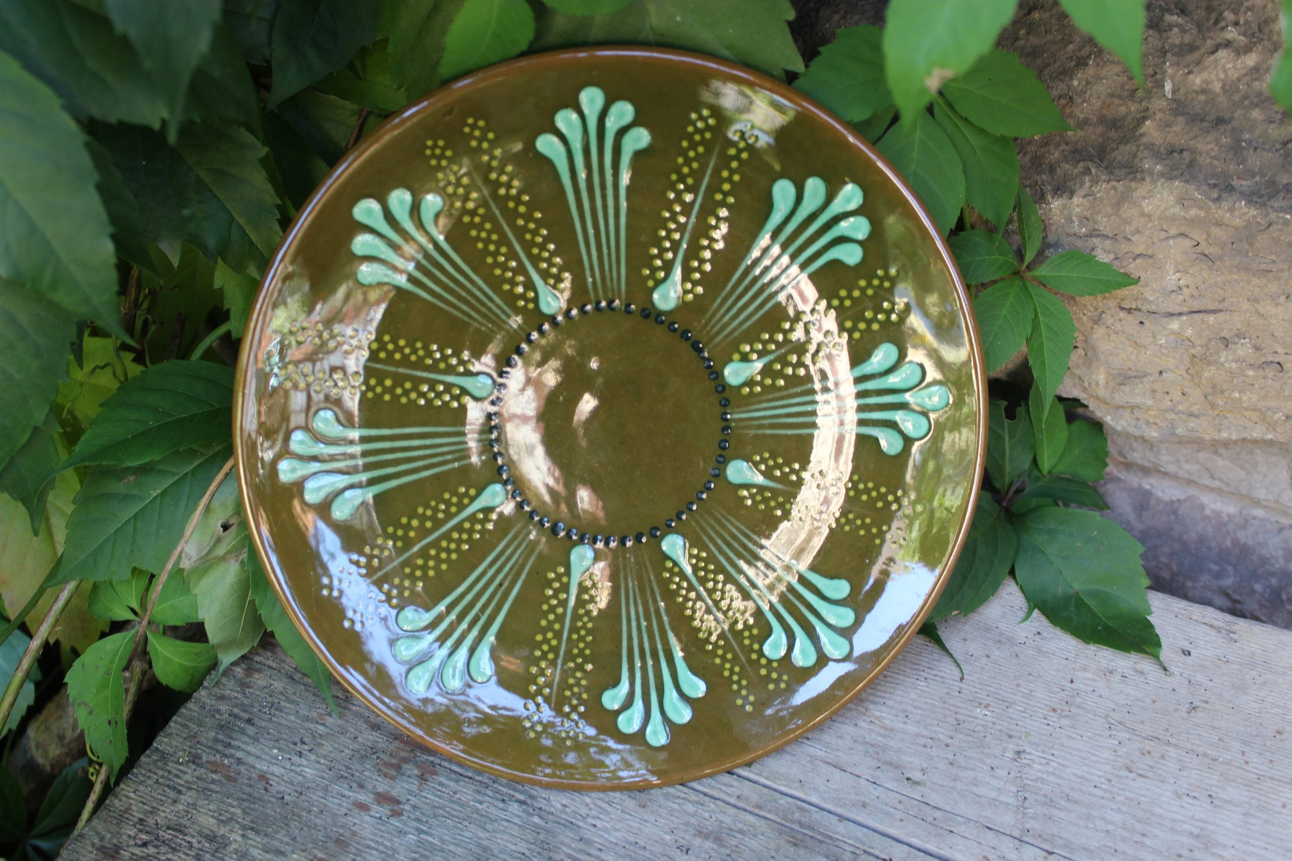 Vintage olive green sunburst ceramic plate