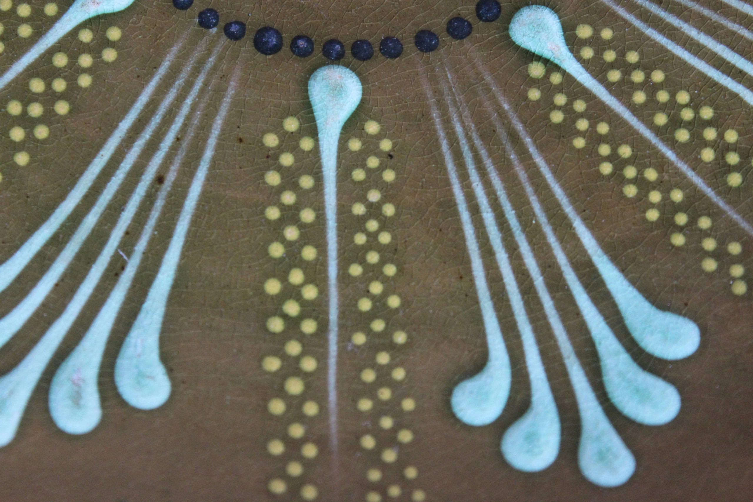 Vintage olive green sunburst ceramic plate - View 3