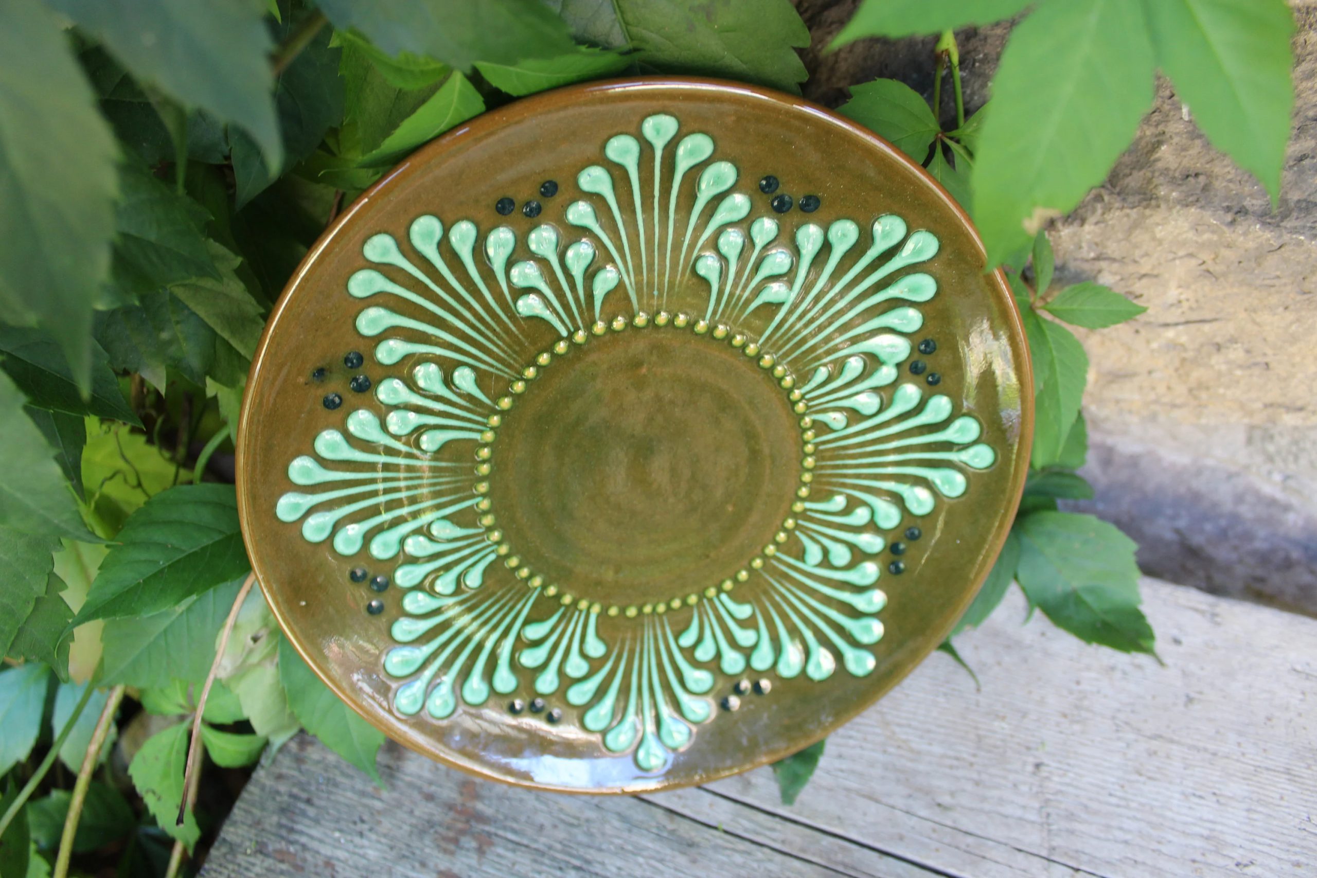 Olive green radial ceramic plate