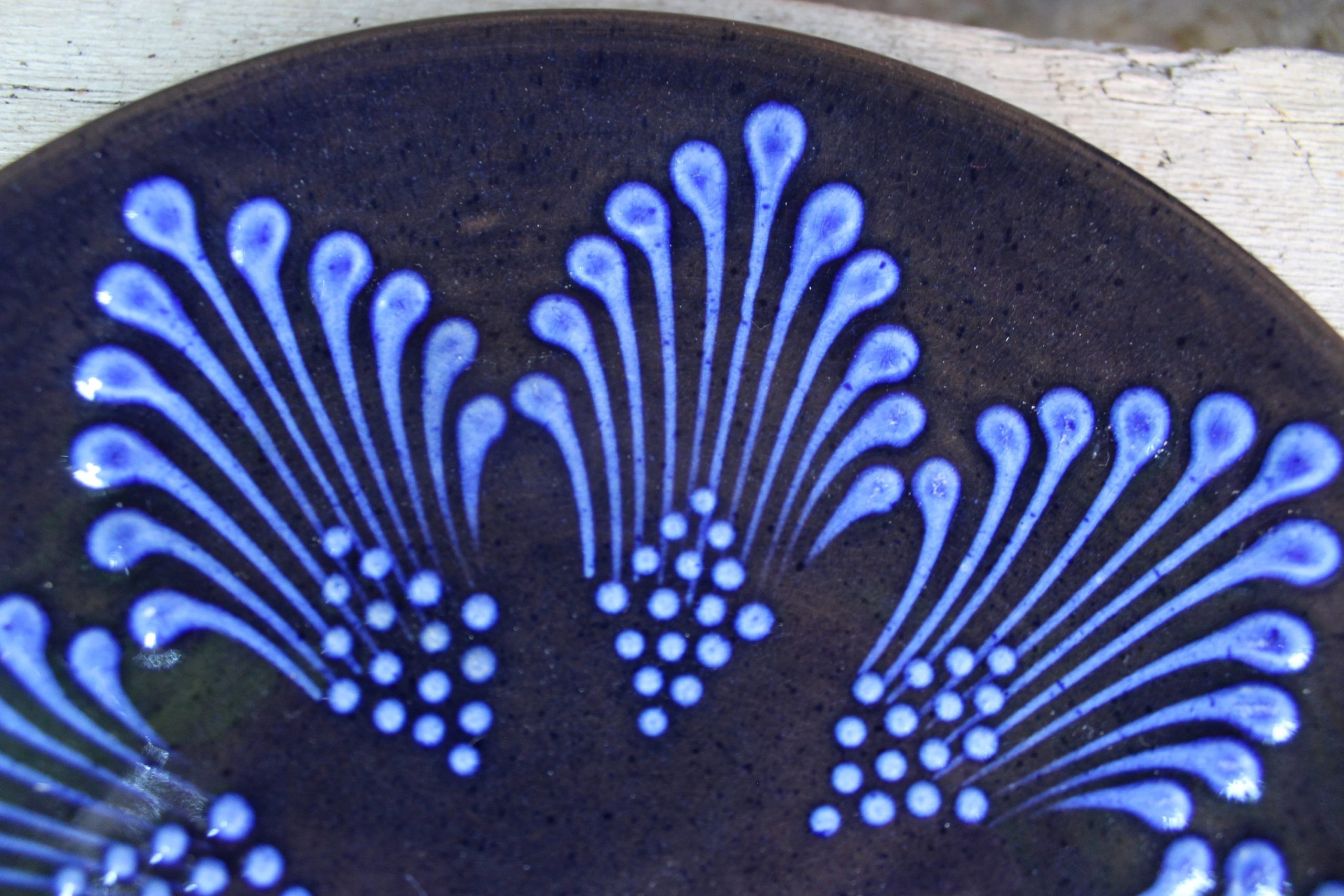 Dark brown floral art ceramic plate - View 4