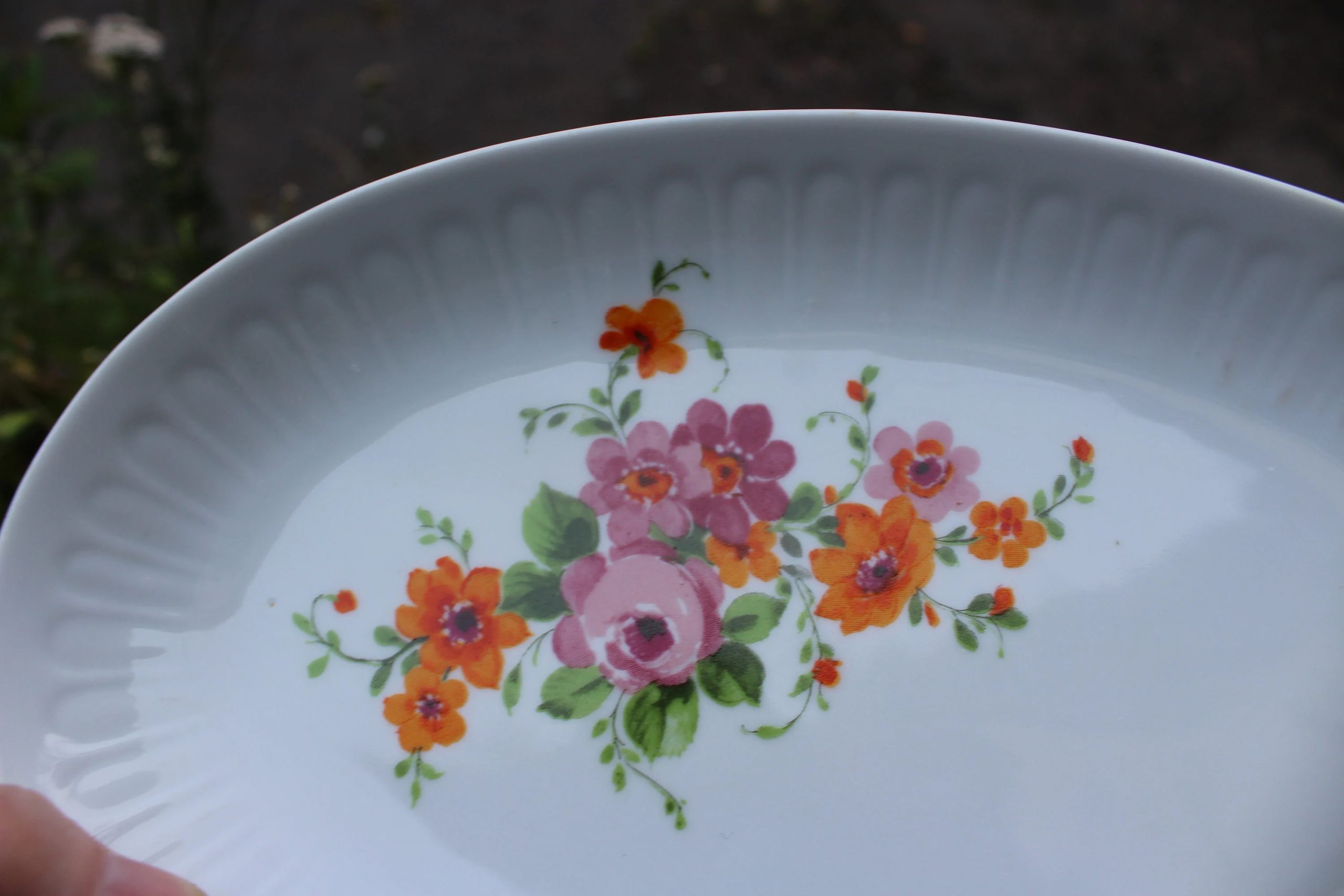 Retro oval floral ceramic dinner plate - View 3