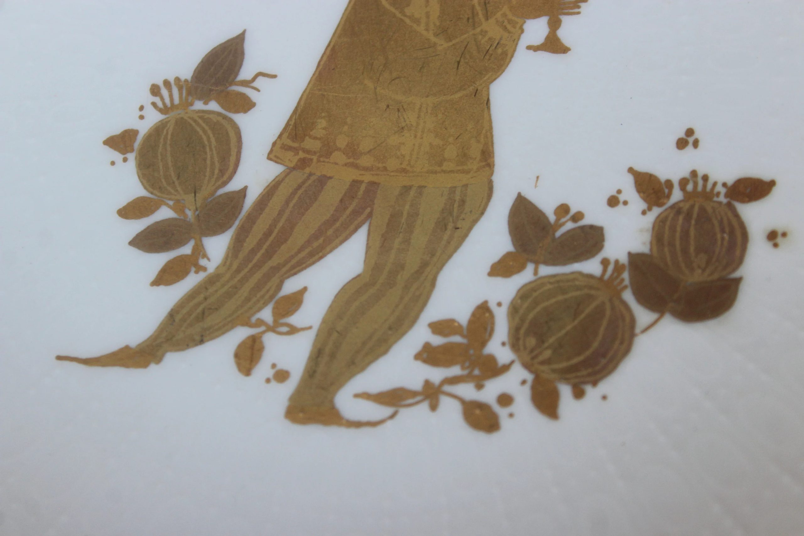 Golden figure Shaped ceramic bowls and plates - View 4