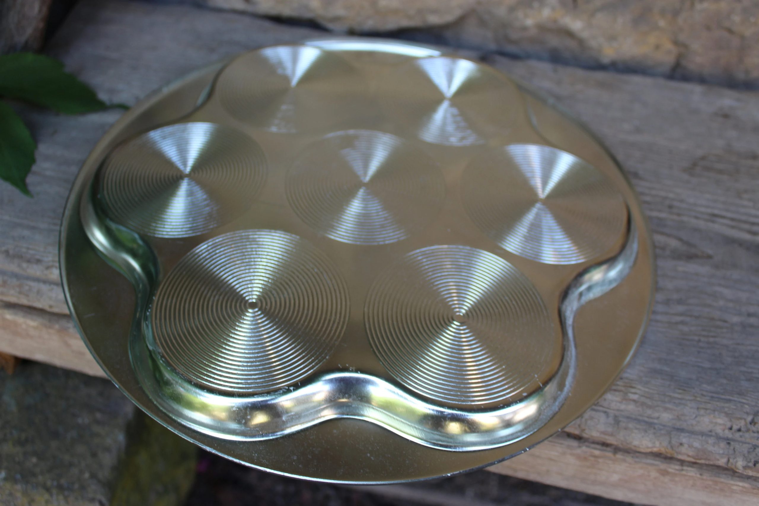 Gold fan-shaped metal decorative plate - View 2