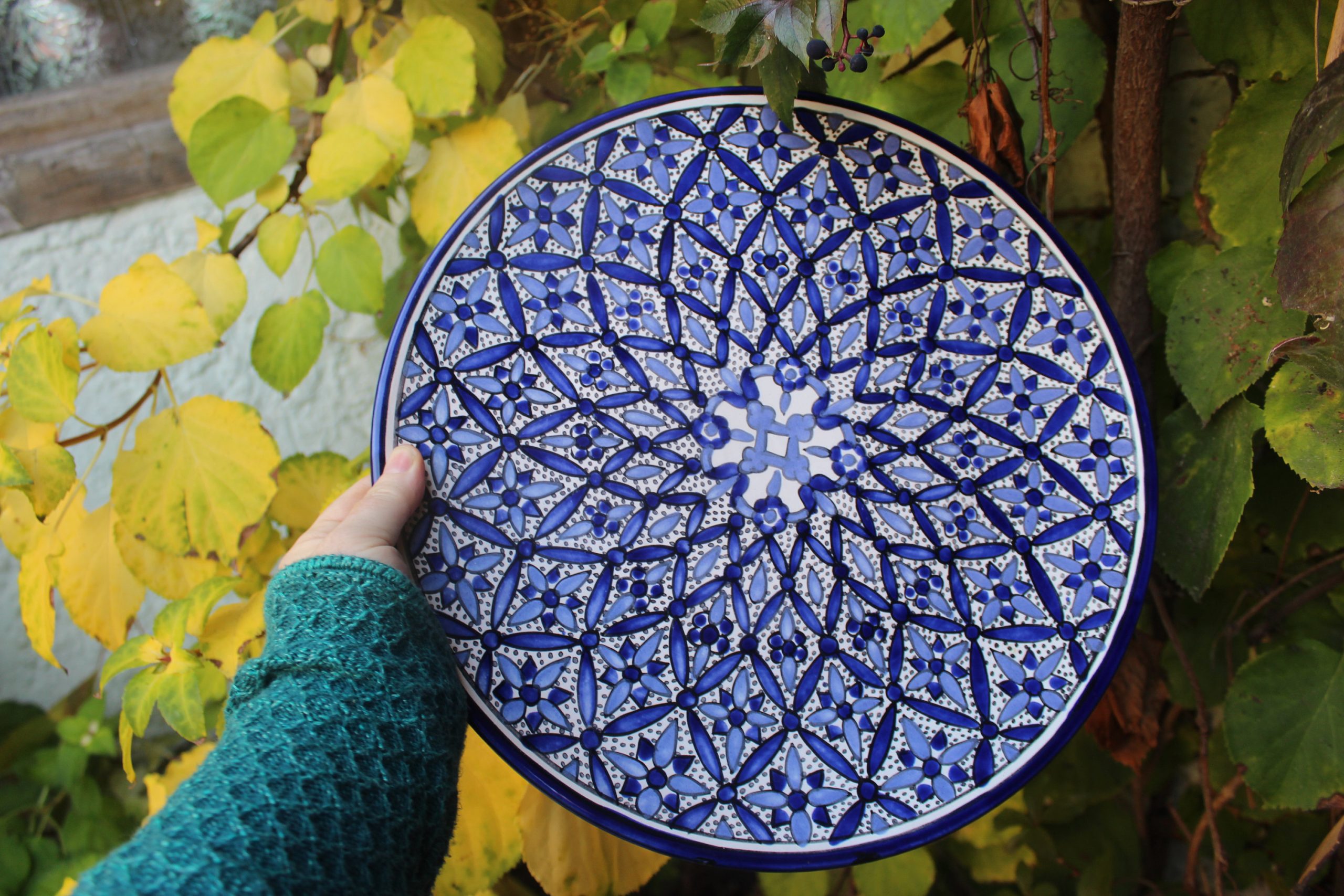 Blue geometric pattern decorative plate - View 3
